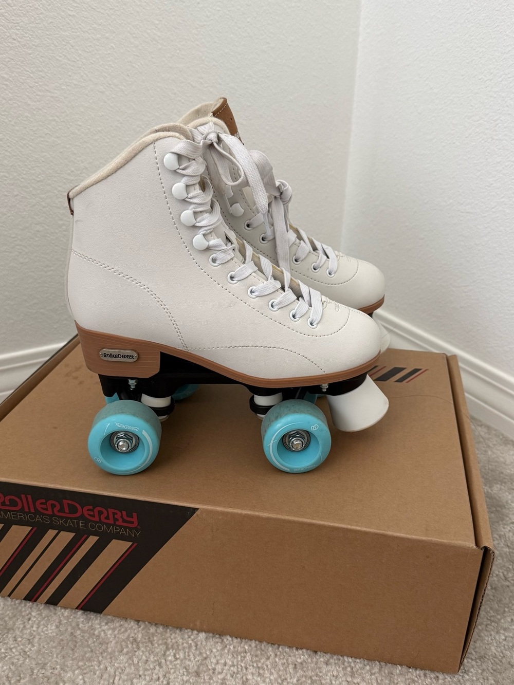 Roller Derby White Roller Skates with Aqua Wheels